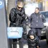 Exclusif - La chanteuse Fergie et son fils Axl Jack Duhamel saluent un policier dans la rue à New York le 30 novembre 2015. Le policier montre à axl les gyrophares du véhicule et lui fait écouter la sirène.