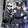 Exclusif - La chanteuse Fergie et son fils Axl Jack Duhamel saluent un policier dans la rue à New York le 30 novembre 2015. Le policier montre à axl les gyrophares du véhicule et lui fait écouter la sirène.