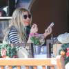 Fergie est allée déjeuner avec son père Jon Patrick Ferguson à Beverly Hills, le 15 décembre 2015