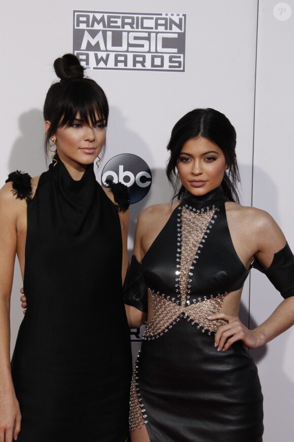 Kendall Jenner et sa soeur Kylie Jenner - 43ème cérémonie annuelle des "American music awards" à Los Angeles le 23 novembre 2015.