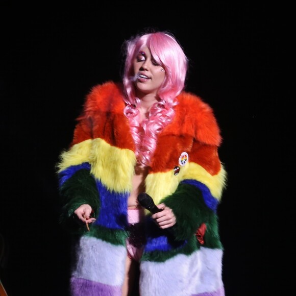 La chanteuse Miley Cyrus allume un joint sur scène à Vancouver le 14 décembre 2015.