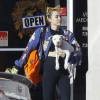 Exclusif - Miley Cyrus à la sortie d'un cabinet vétérinaire avec son chien à Studio City, le 10 novembre 2015