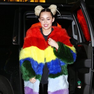 Miley Cyrus porte un manteau de fausse fourrure rayé de plusieurs couleurs dans les rues de New York, le 2 décembre 2015