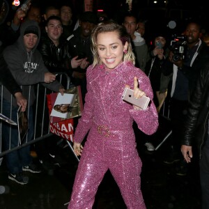 Miley Cyrus arrive à la soirée "10 years of ONE and (RED) on world AIDS", le 2 décembre 2015 à New York