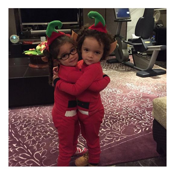 Monroe et Moroccan, les jumeaux de Mariah Carey et Nick Cannon, sont déguisés en elfe de Noël / photo postée sur Instagram au mois de décembre 2015.