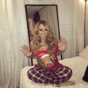 Mariah Carey adorable dans son pyjama de Noël / photo postée sur Instagram au mois de décembre 2015.