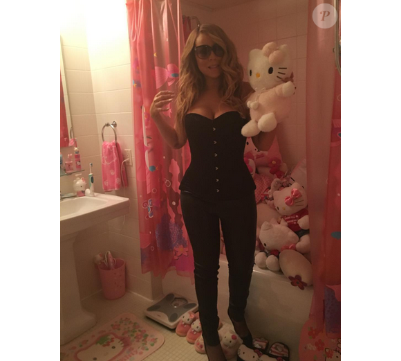 Mariah Carey dans son top bustier semble avoir perdu quelques kilos / photo postée sur Instagram au mois de décembre 2015.