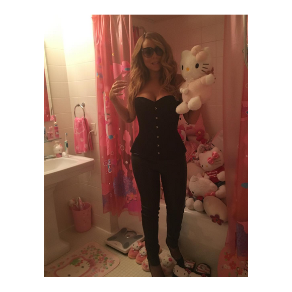 Mariah Carey dans son top bustier semble avoir perdu quelques kilos / photo postée sur Instagram au mois de décembre 2015.