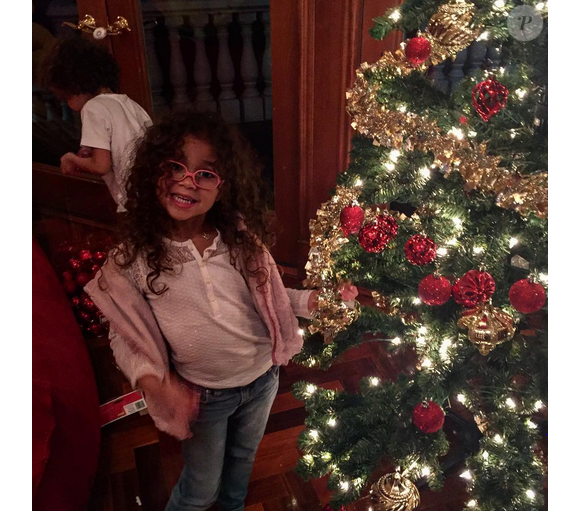 Monroe la fille de Nick Cannon et Mariah Carey prépare Noël / photo postée sur Instagram au mois de décembre 2015.