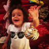 Monroe le fils de Nick Cannon et Mariah Carey décore le sapin Noël / photo postée sur Instagram au mois de décembre 2015.