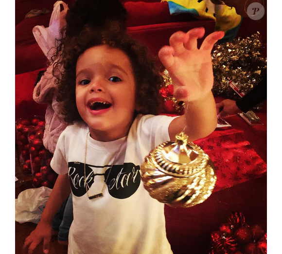 Monroe le fils de Nick Cannon et Mariah Carey décore le sapin Noël / photo postée sur Instagram au mois de décembre 2015.