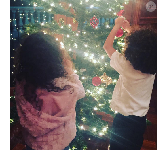 Monroe et Moroccan, les enfants de Nick Cannon et Mariah Carey, décorent le sapin de Noël / photo postée sur Instagram au mois de décembre 2015.