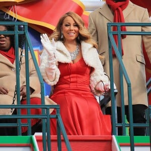 Mariah Carey en robe longue et rouge à la parade de Thanksgiving de Macy's à New York le 26 novembre 2015.