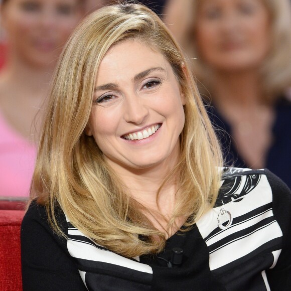 Julie Gayet - Enregistrement de l'émission "Vivement Dimanche" à Paris le 16 Décembre 2015 et qui sera diffusée le 20 Décembre 2015.