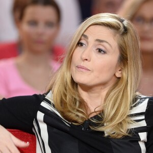 Julie Gayet - Enregistrement de l'émission "Vivement Dimanche" à Paris le 16 Décembre 2015 et qui sera diffusée le 20 Décembre 2015.