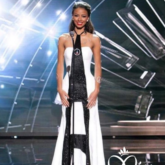 Flora Coquerel, Miss France 2014, aux Etats-Unis pour le concours Miss Univers 2016. Le comité Miss France a dévoilé sur son compte Twitter la robe hommage aux victimes des attentats de Paris. Décembre 2015.