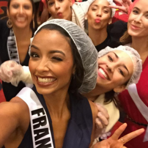 Flora Coquerel, Miss France 2014, entourée de ses concurrentes dans les coulisses du concours Miss Univers 2016. Décembre 2015.