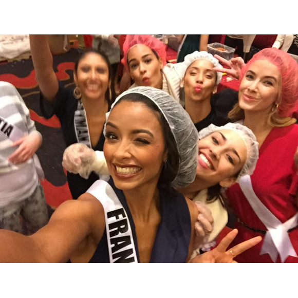 Flora Coquerel, Miss France 2014, entourée de ses concurrentes dans les coulisses du concours Miss Univers 2016. Décembre 2015.