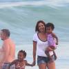 Isabelle, la femme de Blaise Matuidi, avec leurs enfants sur la plage d'Ipanema à Rio de Janeiro au Brésil le 26 juin 2014