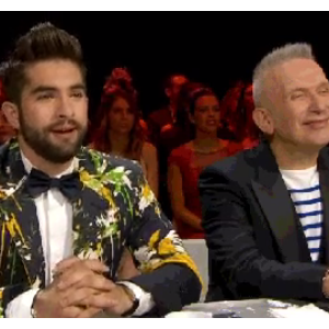 Le chanteur Kendji Girac totalement sous le charme de la jolie Miss Provence, Julia Courtès, lors de l'élection Miss France 2016, le samedi 19 décembre 2015 sur TF1