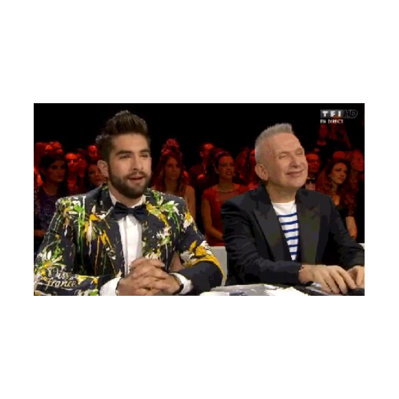 Le chanteur Kendji Girac totalement sous le charme de la jolie Miss Provence, Julia Courtès, lors de l'élection Miss France 2016, le samedi 19 décembre 2015 sur TF1