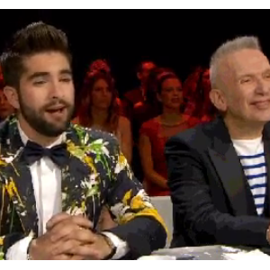 Le chanteur Kendji Girac totalement sous le charme de la jolie Miss Provence, Julia Courtès, lors de l'élection Miss France 2016, le samedi 19 décembre 2015 sur TF1. Un regard qui ne laisse aucun doute...