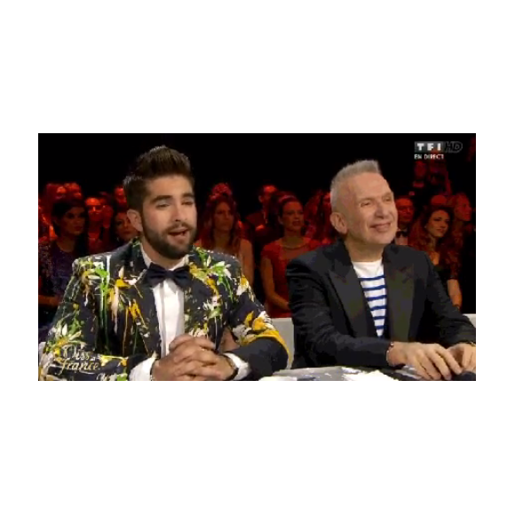 Le chanteur Kendji Girac totalement sous le charme de la jolie Miss Provence, Julia Courtès, lors de l'élection Miss France 2016, le samedi 19 décembre 2015 sur TF1. Un regard qui ne laisse aucun doute...