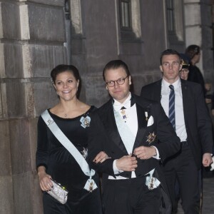 La princesse Victoria de Suède, enceinte, et le prince Daniel au gala de fin d'année de l'Académie suédoise, à la Bourse de Stockholm le 20 décembre 2015. 