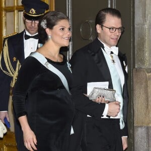 La princesse Victoria de Suède, enceinte, et le prince Daniel au gala de fin d'année de l'Académie suédoise, à la Bourse de Stockholm le 20 décembre 2015. 