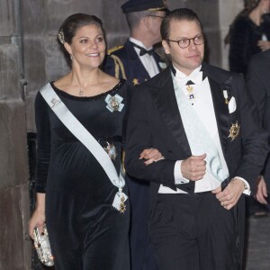 La princesse Victoria de Suède, enceinte, et le prince Daniel au gala de fin d'année de l'Académie suédoise, à la Bourse de Stockholm le 20 décembre 2015. 