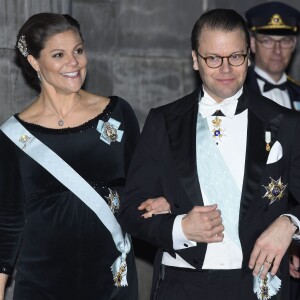 La princesse Victoria de Suède, enceinte, et le prince Daniel au gala de fin d'année de l'Académie suédoise, à la Bourse de Stockholm le 20 décembre 2015. 