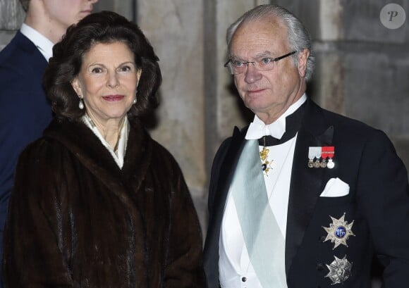 La reine Silvia et le roi Carl XVI Gustaf de Suède au gala de fin d'année de l'Académie suédoise, à la Bourse de Stockholm le 20 décembre 2015.