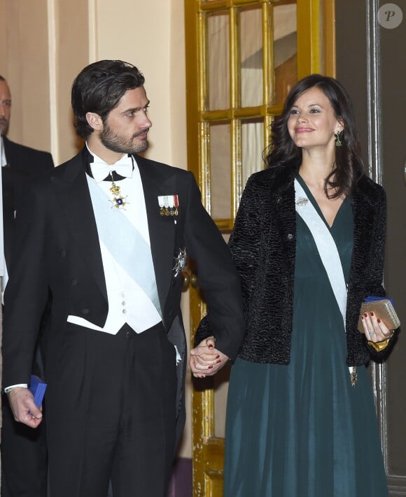 La princesse Sofia, enceinte, et le prince Carl Philip de Suède au gala de fin d'année de l'Académie suédoise, à la Bourse de Stockholm le 20 décembre 2015.