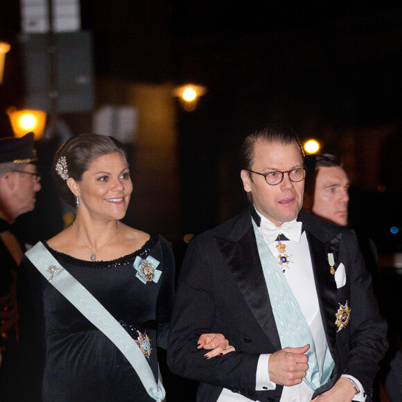 La princesse Victoria de Suède, enceinte, et le prince Daniel au gala de fin d'année de l'Académie suédoise, à la Bourse de Stockholm le 20 décembre 2015. 