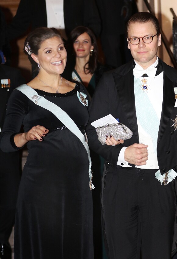 La princesse Victoria de Suède, enceinte, et le prince Daniel au gala de fin d'année de l'Académie suédoise, à la Bourse de Stockholm le 20 décembre 2015. 