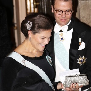 La princesse Victoria de Suède, enceinte, et le prince Daniel au gala de fin d'année de l'Académie suédoise, à la Bourse de Stockholm le 20 décembre 2015. 