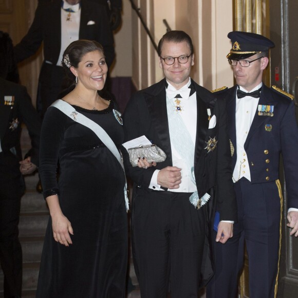 La princesse Victoria de Suède, enceinte, et le prince Daniel au gala de fin d'année de l'Académie suédoise, à la Bourse de Stockholm le 20 décembre 2015. 