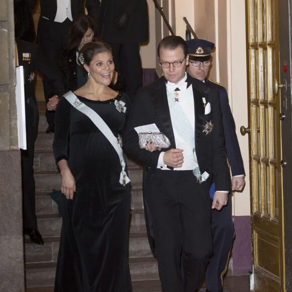 La princesse Victoria de Suède, enceinte, et le prince Daniel au gala de fin d'année de l'Académie suédoise, à la Bourse de Stockholm le 20 décembre 2015. 