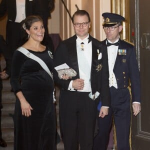 La princesse Victoria de Suède, enceinte, et le prince Daniel au gala de fin d'année de l'Académie suédoise, à la Bourse de Stockholm le 20 décembre 2015. 