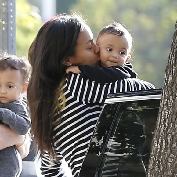 Exclusif - Zoe Saldana et son mari Marco Perego emmènent leurs enfants Bowie et Cy à l'hôpital pédiatrique à Los Angeles, le 3 décembre 2015. La famille est ensuite allée déjeuner au restaurant puis Zoe et Marco ont déposé les jumeaux à leur cours de gym.