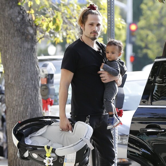 Exclusif - Zoe Saldana et son mari Marco Perego emmènent leurs enfants Bowie et Cy à l'hôpital pédiatrique à Los Angeles, le 3 décembre 2015. La famille est ensuite allée déjeuner au restaurant puis Zoe et Marco ont déposé les jumeaux à leur cours de gym.