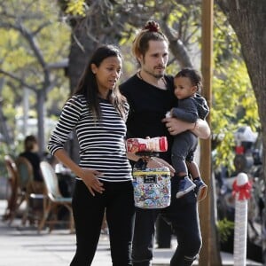 Exclusif - Zoe Saldana et son mari Marco Perego emmènent leurs enfants Bowie et Cy à l'hôpital pédiatrique à Los Angeles, le 3 décembre 2015. La famille est ensuite allée déjeuner au restaurant puis Zoe et Marco ont déposé les jumeaux à leur cours de gym.