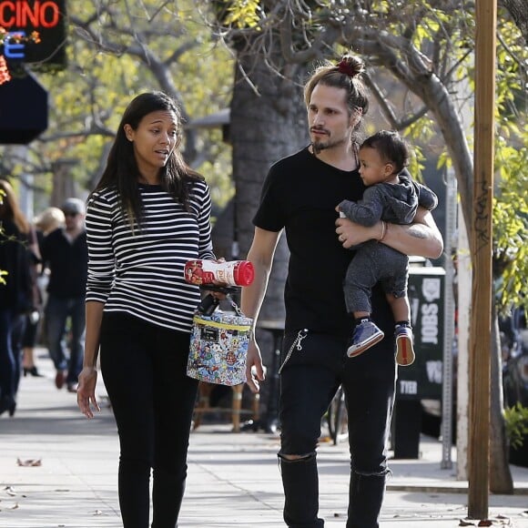 Exclusif - Zoe Saldana et son mari Marco Perego emmènent leurs enfants Bowie et Cy à l'hôpital pédiatrique à Los Angeles, le 3 décembre 2015. La famille est ensuite allée déjeuner au restaurant puis Zoe et Marco ont déposé les jumeaux à leur cours de gym.