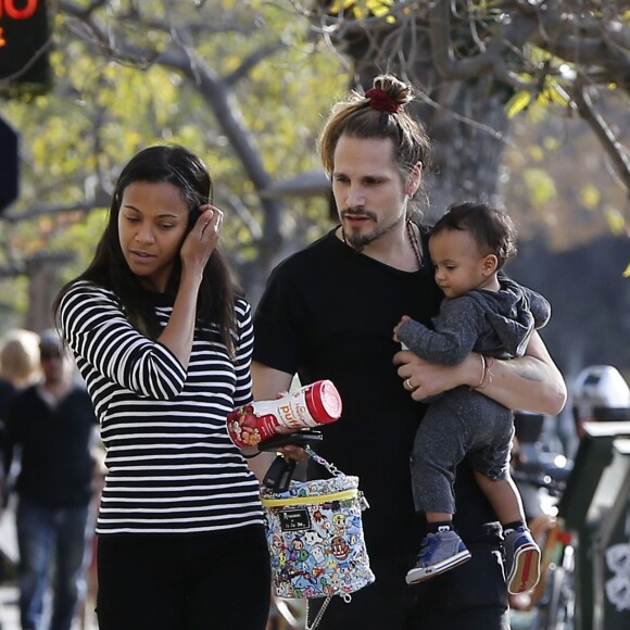 Exclusif - Zoe Saldana et son mari Marco Perego emmènent leurs enfants Bowie et Cy à l'hôpital pédiatrique à Los Angeles, le 3 décembre 2015. La famille est ensuite allée déjeuner au restaurant puis Zoe et Marco ont déposé les jumeaux à leur cours de gym.