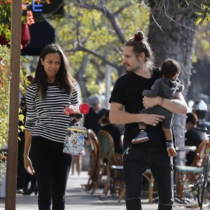 Exclusif - Zoe Saldana et son mari Marco Perego emmènent leurs enfants Bowie et Cy à l'hôpital pédiatrique à Los Angeles, le 3 décembre 2015. La famille est ensuite allée déjeuner au restaurant puis Zoe et Marco ont déposé les jumeaux à leur cours de gym.