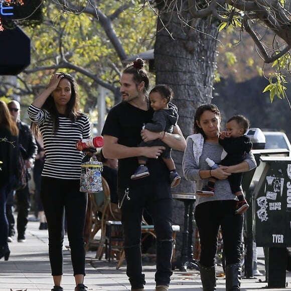 Exclusif - Zoe Saldana et son mari Marco Perego emmènent leurs enfants Bowie et Cy à l'hôpital pédiatrique à Los Angeles, le 3 décembre 2015. La famille est ensuite allée déjeuner au restaurant puis Zoe et Marco ont déposé les jumeaux à leur cours de gym.