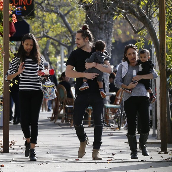 Exclusif - Zoe Saldana et son mari Marco Perego emmènent leurs enfants Bowie et Cy à l'hôpital pédiatrique à Los Angeles, le 3 décembre 2015. La famille est ensuite allée déjeuner au restaurant puis Zoe et Marco ont déposé les jumeaux à leur cours de gym.