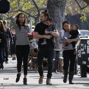 Exclusif - Zoe Saldana et son mari Marco Perego emmènent leurs enfants Bowie et Cy à l'hôpital pédiatrique à Los Angeles, le 3 décembre 2015. La famille est ensuite allée déjeuner au restaurant puis Zoe et Marco ont déposé les jumeaux à leur cours de gym.