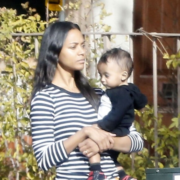 Exclusif - Zoe Saldana et son mari Marco Perego emmènent leurs enfants Bowie et Cy à l'hôpital pédiatrique à Los Angeles, le 3 décembre 2015. La famille est ensuite allée déjeuner au restaurant puis Zoe et Marco ont déposé les jumeaux à leur cours de gym.