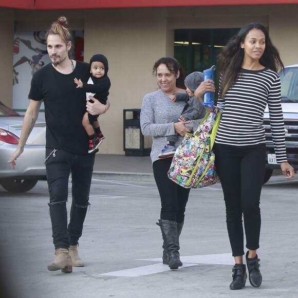 Exclusif - Zoe Saldana et son mari Marco Perego emmènent leurs enfants Bowie et Cy à l'hôpital pédiatrique à Los Angeles, le 3 décembre 2015.